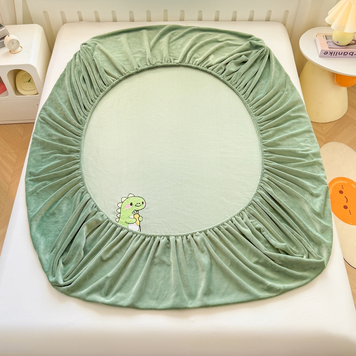 91家纺网 家纺一手货源 找家纺 湘之帛 2025新款牛奶绒印花床笠 小恐龙-草绿