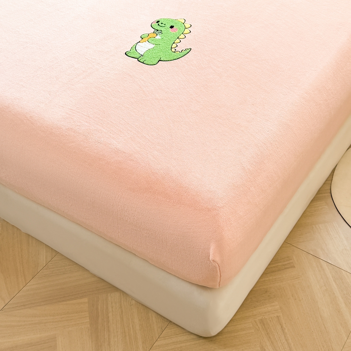 91家纺网 家纺一手货源 找家纺 湘之帛 2025新款牛奶绒印花床笠 小恐龙-粉色