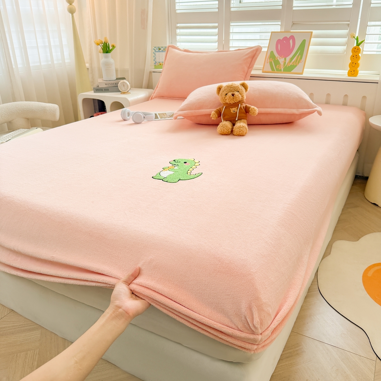 91家纺网 家纺一手货源 找家纺 湘之帛 2025新款牛奶绒印花床笠 小恐龙-粉色