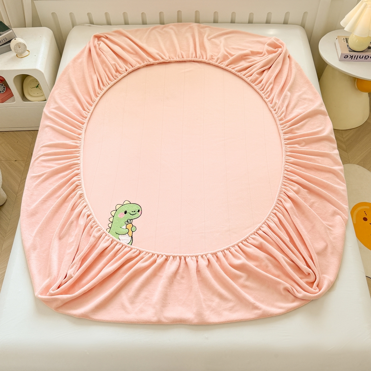 91家纺网 家纺一手货源 找家纺 湘之帛 2025新款牛奶绒印花床笠 小恐龙-粉色