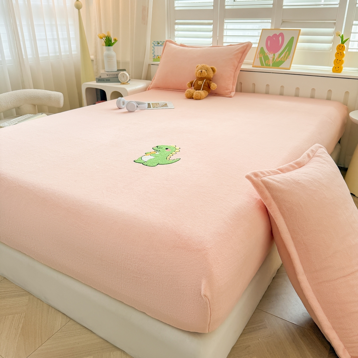 91家纺网 家纺一手货源 找家纺 湘之帛 2025新款牛奶绒印花床笠 小恐龙-粉色