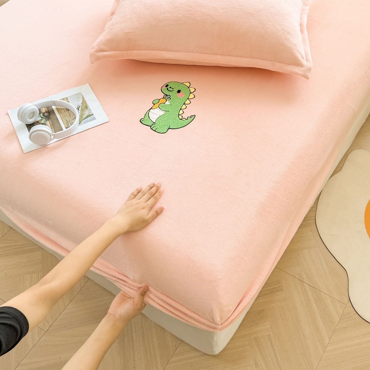 91家纺网 家纺一手货源 找家纺 湘之帛 2025新款牛奶绒印花床笠 小恐龙-粉色