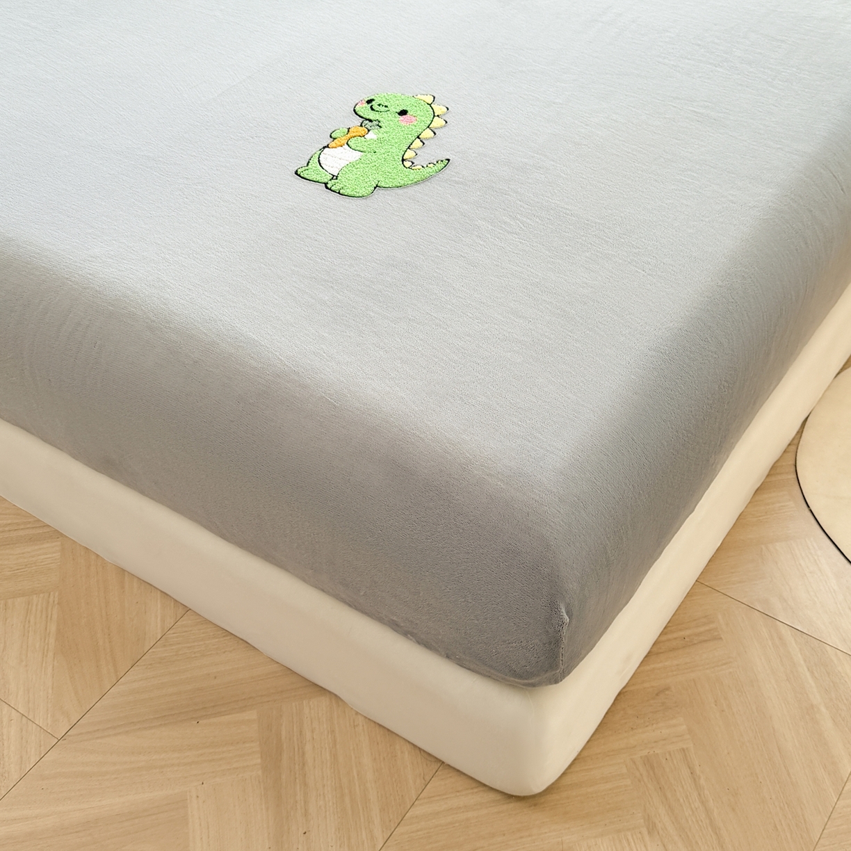 91家纺网 家纺一手货源 找家纺 湘之帛 2025新款牛奶绒印花床笠 小恐龙-灰色