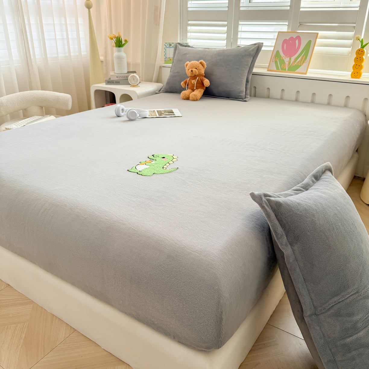 91家纺网 家纺一手货源 找家纺 湘之帛 2025新款牛奶绒印花床笠 小恐龙-灰色