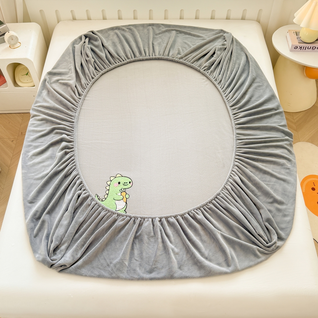 91家纺网 家纺一手货源 找家纺 湘之帛 2025新款牛奶绒印花床笠 小恐龙-灰色