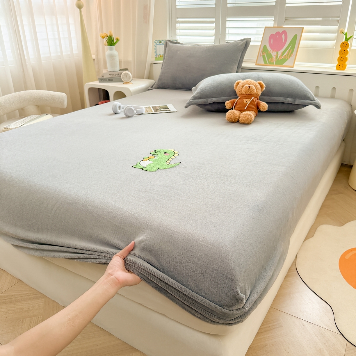 91家纺网 家纺一手货源 找家纺 湘之帛 2025新款牛奶绒印花床笠 小恐龙-灰色