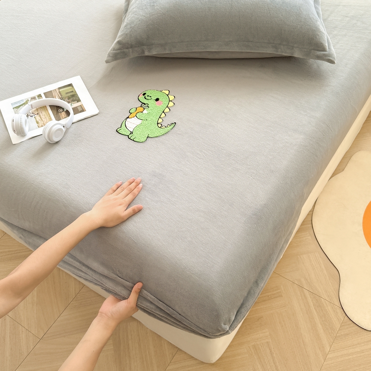 91家纺网 家纺一手货源 找家纺 湘之帛 2025新款牛奶绒印花床笠 小恐龙-灰色