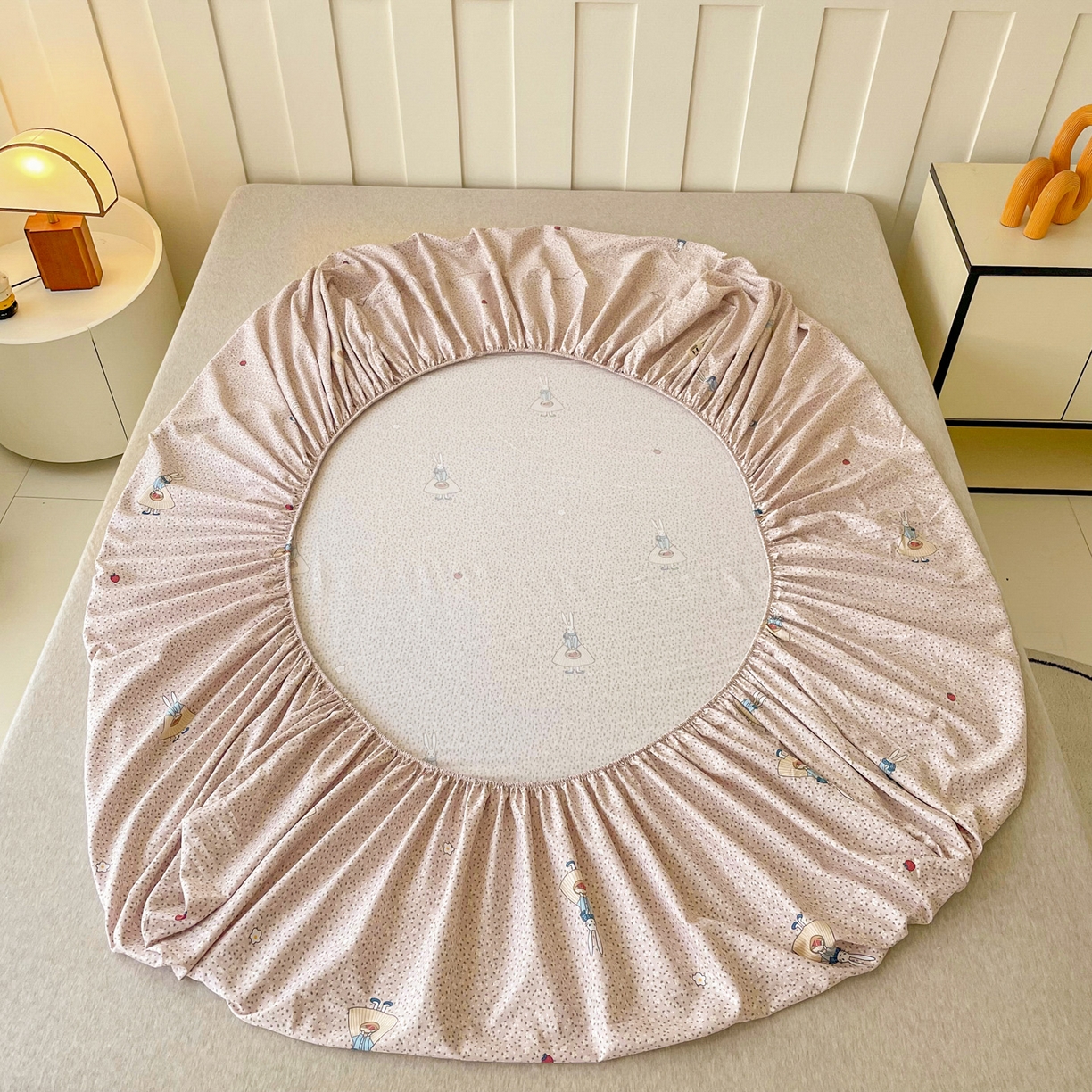 91家纺网 家纺一手货源 找家纺 首爱家纺 2025新款木棉双层纱印花床笠 兔斯基-粉