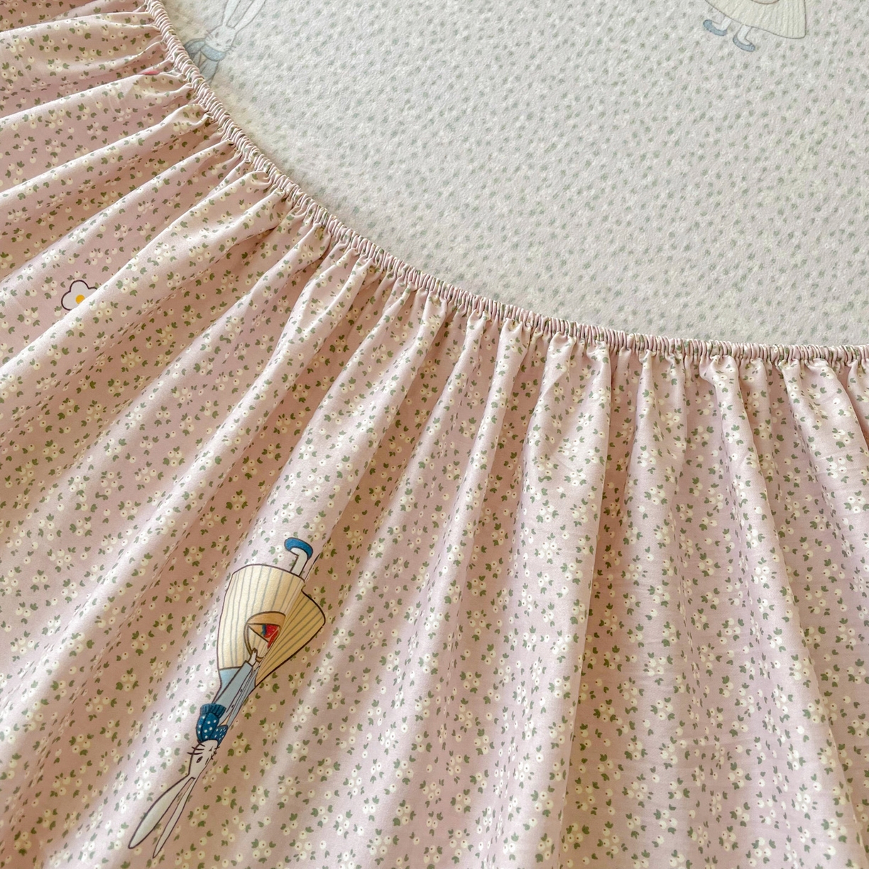 91家纺网 家纺一手货源 找家纺 首爱家纺 2025新款木棉双层纱印花床笠 兔斯基-粉