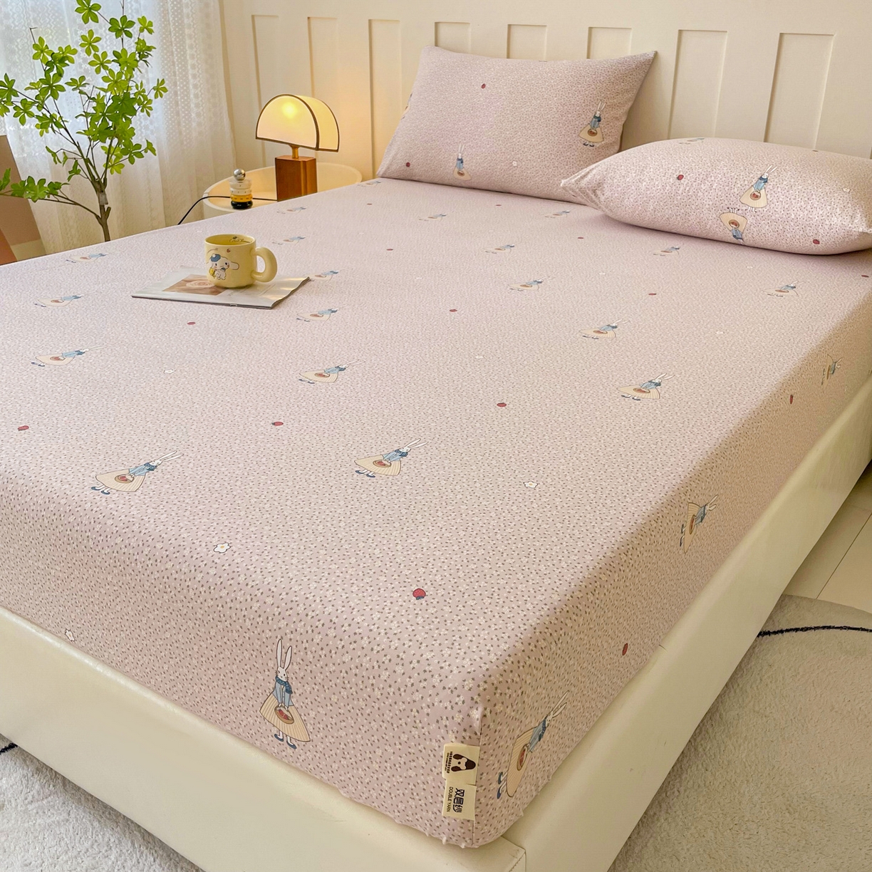 91家纺网 家纺一手货源 找家纺 首爱家纺 2025新款木棉双层纱印花床笠 兔斯基-粉