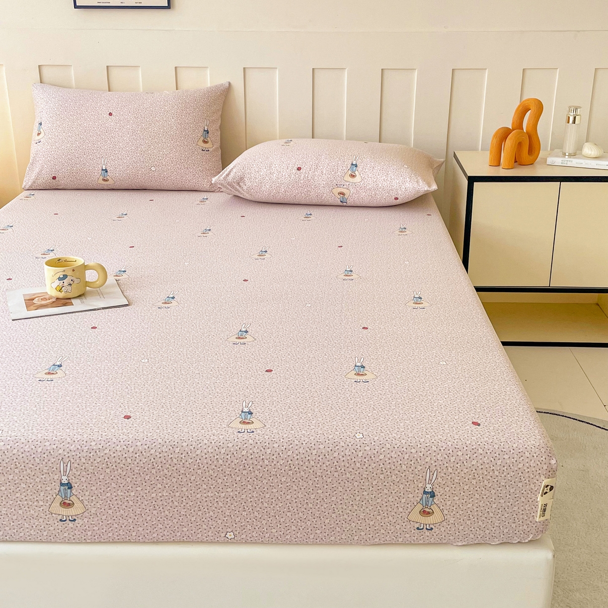 91家纺网 家纺一手货源 找家纺 首爱家纺 2025新款木棉双层纱印花床笠 兔斯基-粉