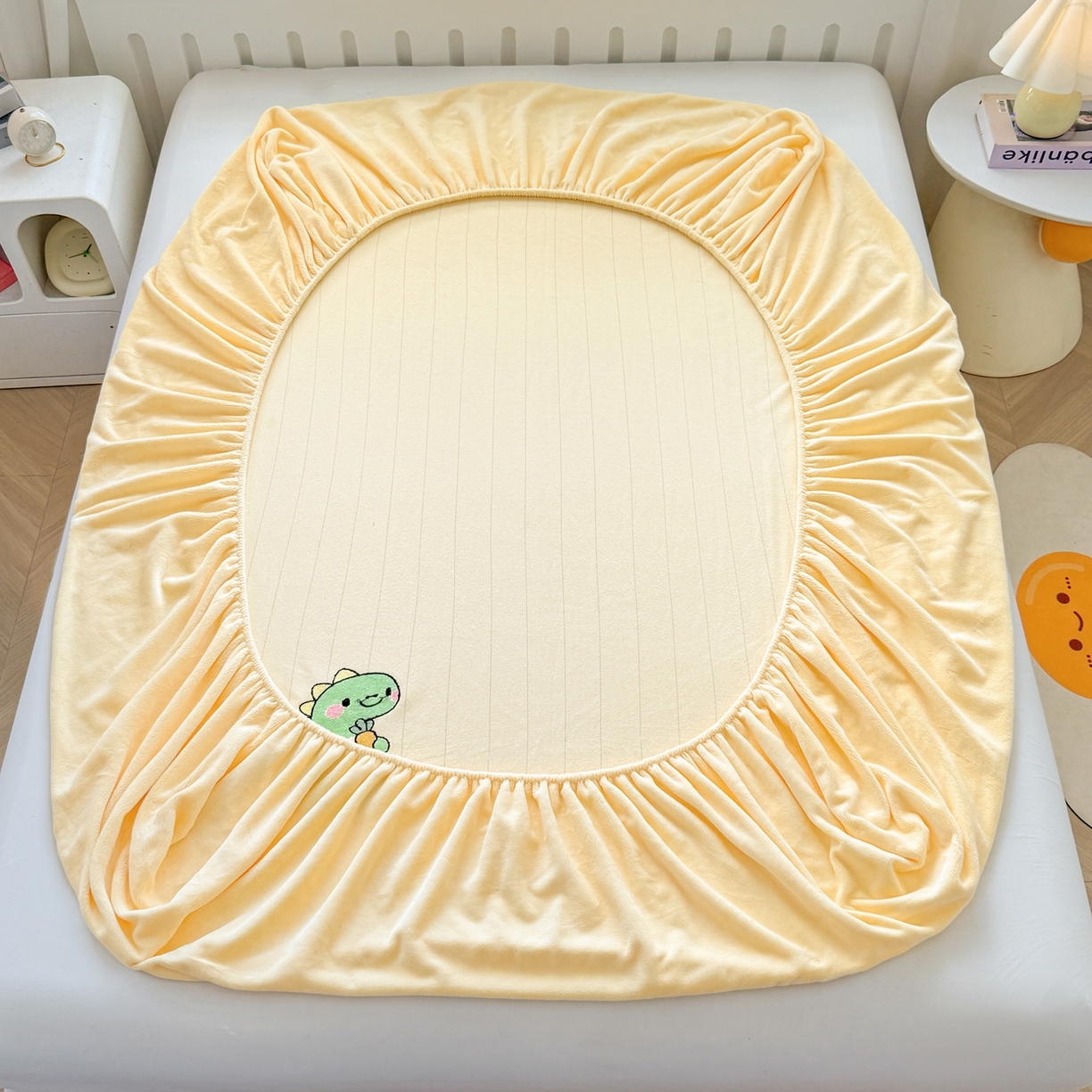 91家纺网 家纺一手货源 找家纺 湘之帛 2025新款牛奶绒印花床笠 小恐龙-米黄