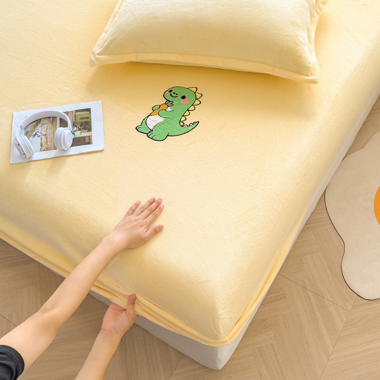 91家纺网 家纺一手货源 找家纺 湘之帛 2025新款牛奶绒印花床笠 小恐龙-米黄