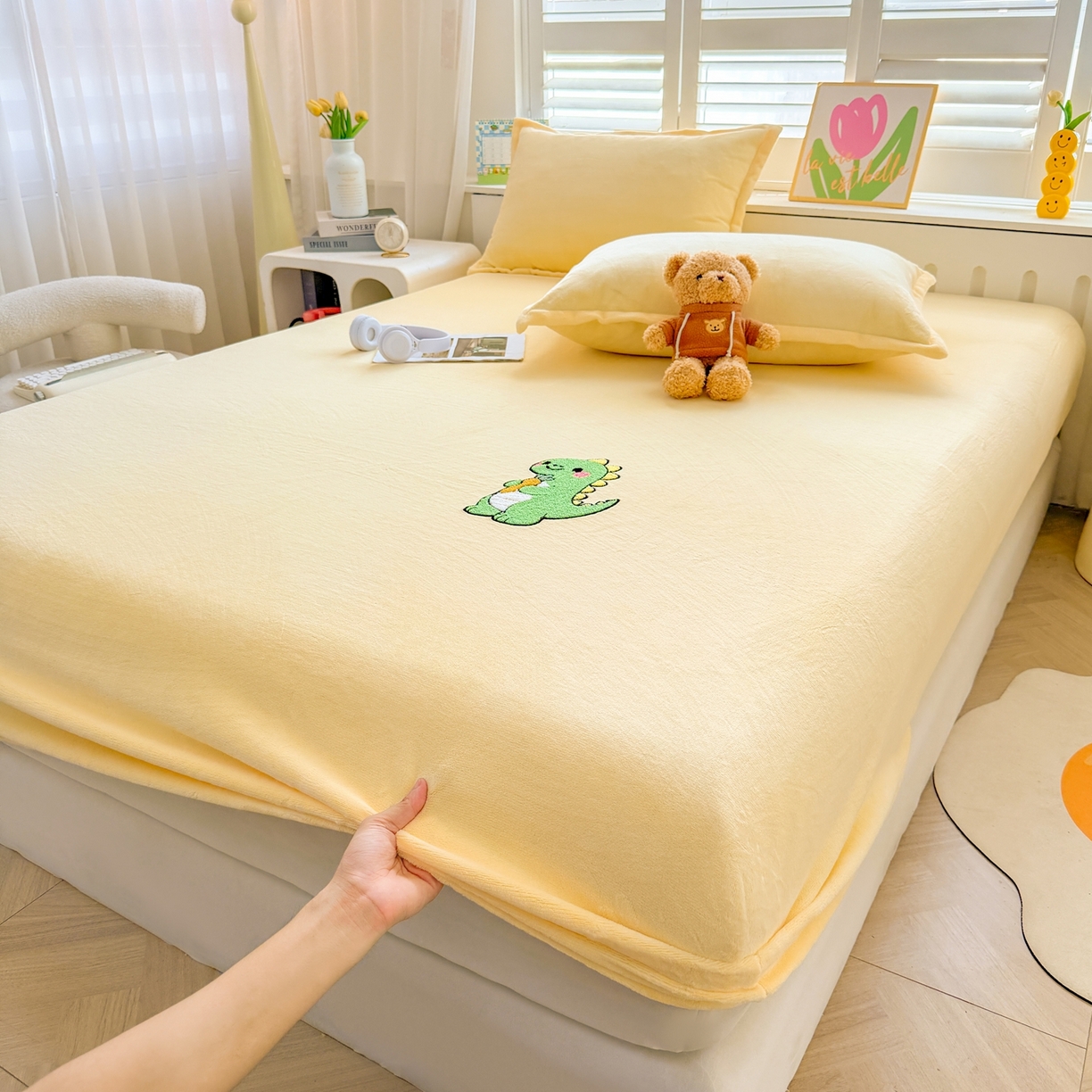 91家纺网 家纺一手货源 找家纺 湘之帛 2025新款牛奶绒印花床笠 小恐龙-米黄