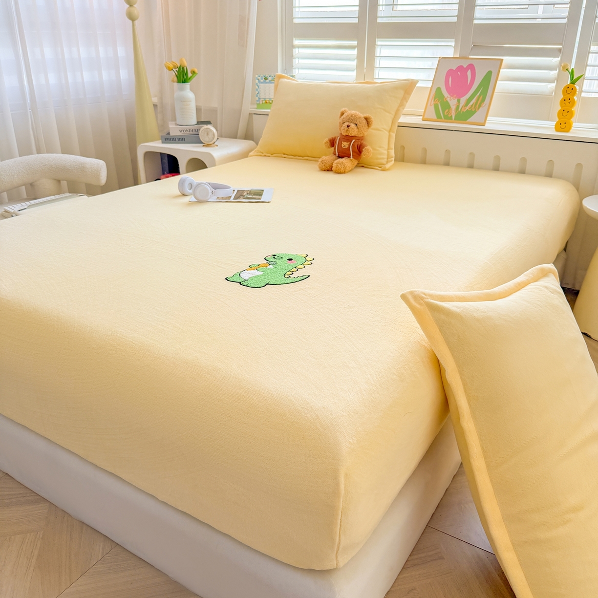 91家纺网 家纺一手货源 找家纺 湘之帛 2025新款牛奶绒印花床笠 小恐龙-米黄