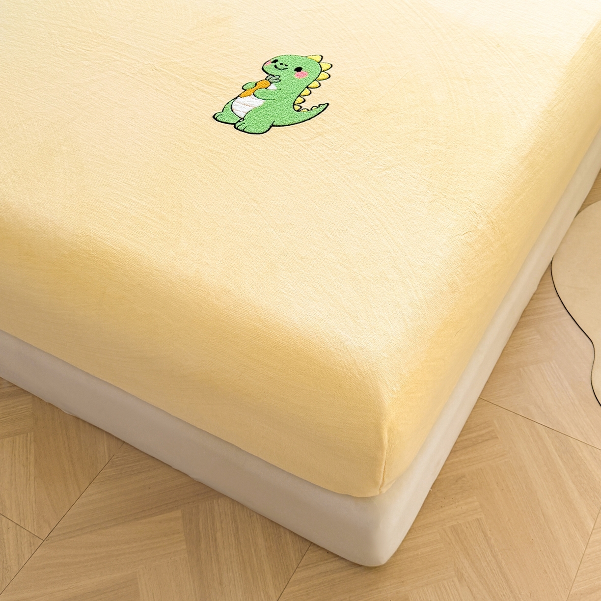 91家纺网 家纺一手货源 找家纺 湘之帛 2025新款牛奶绒印花床笠 小恐龙-米黄