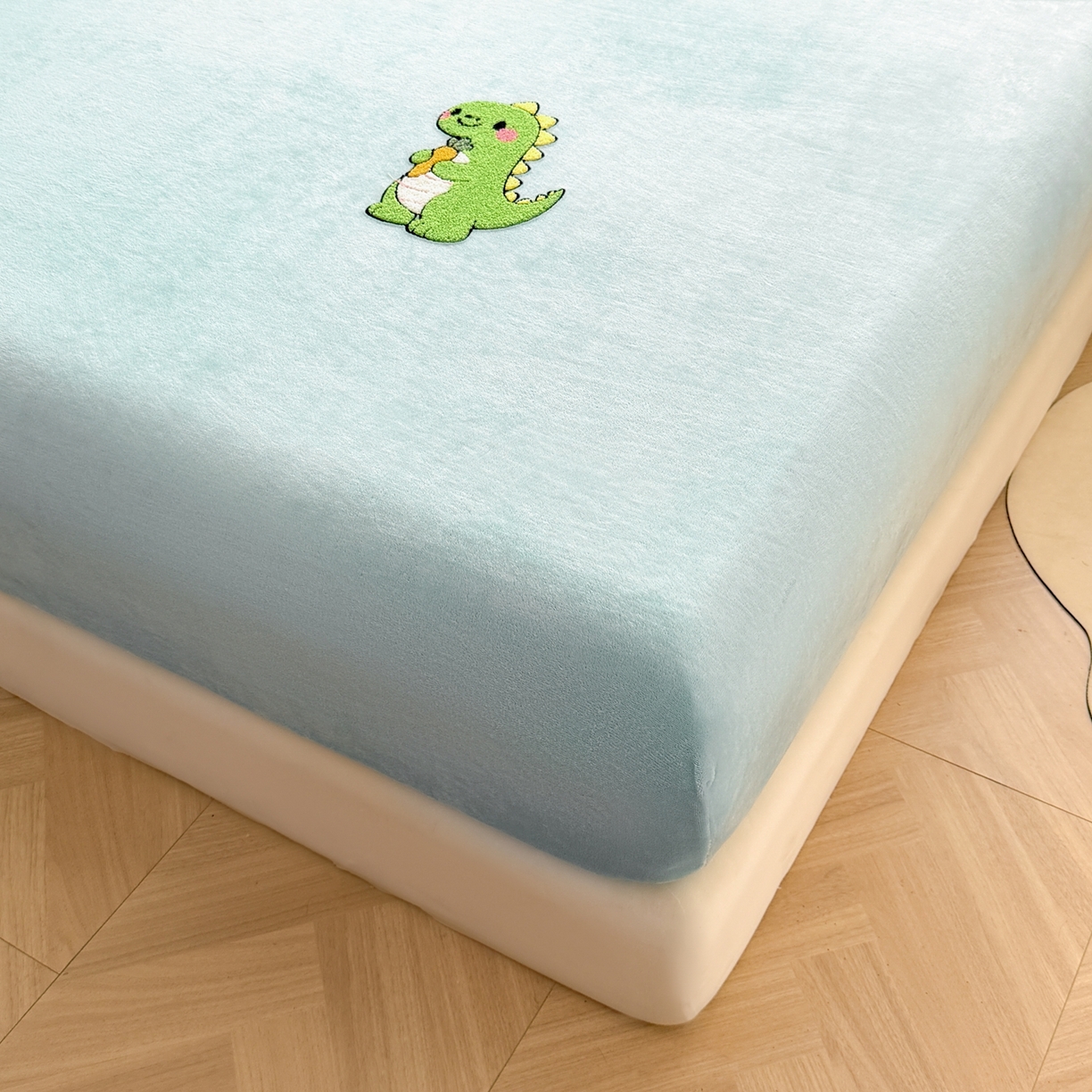 91家纺网 家纺一手货源 找家纺 湘之帛 2025新款牛奶绒印花床笠 小恐龙-浅蓝