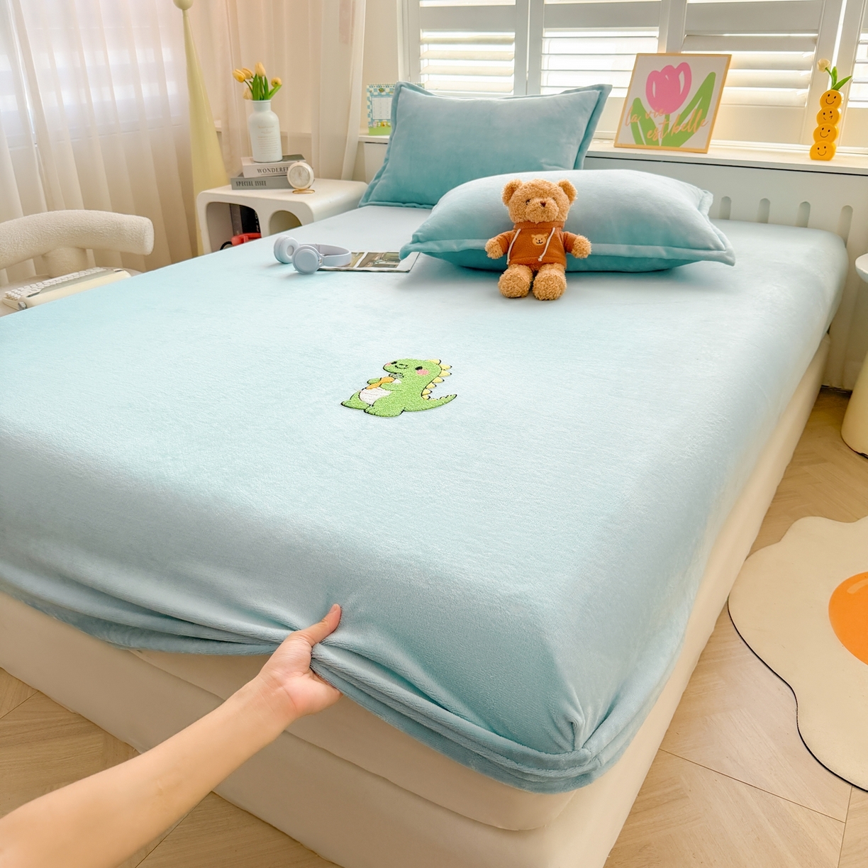 91家纺网 家纺一手货源 找家纺 湘之帛 2025新款牛奶绒印花床笠 小恐龙-浅蓝