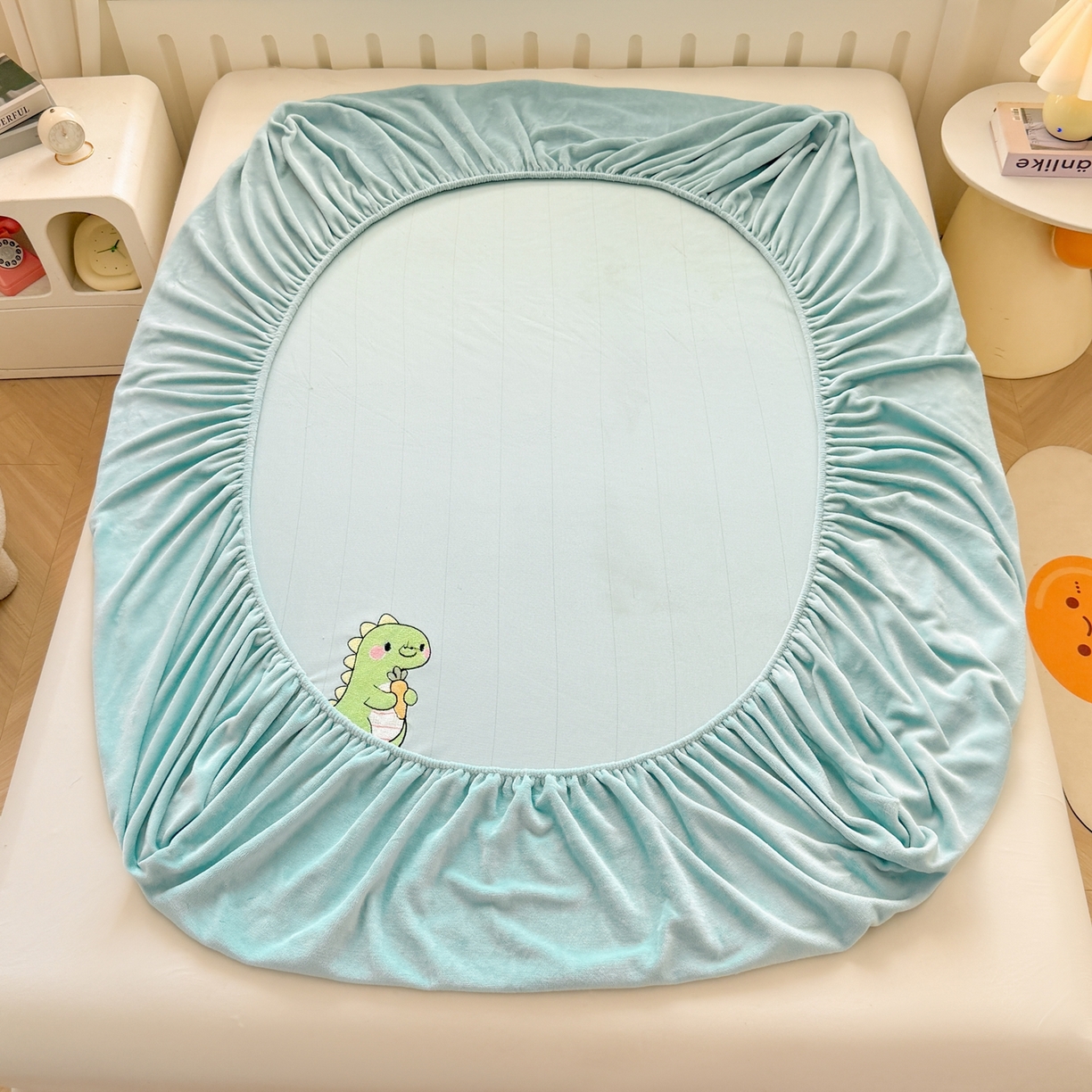 91家纺网 家纺一手货源 找家纺 湘之帛 2025新款牛奶绒印花床笠 小恐龙-浅蓝