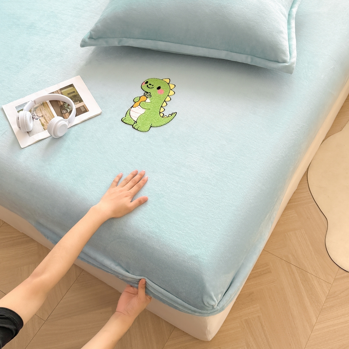 91家纺网 家纺一手货源 找家纺 湘之帛 2025新款牛奶绒印花床笠 小恐龙-浅蓝