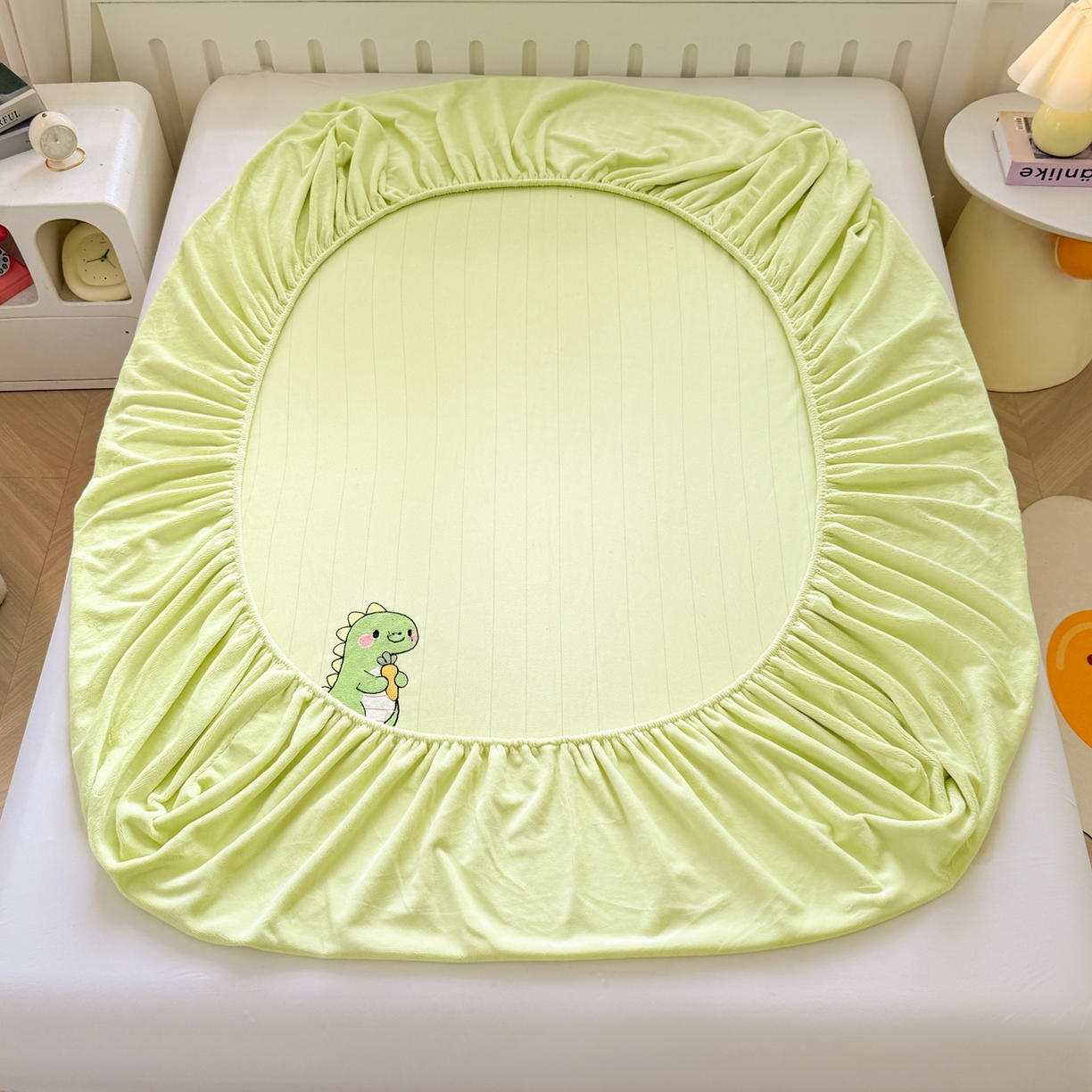 91家纺网 家纺一手货源 找家纺 湘之帛 2025新款牛奶绒印花床笠 小恐龙-浅绿