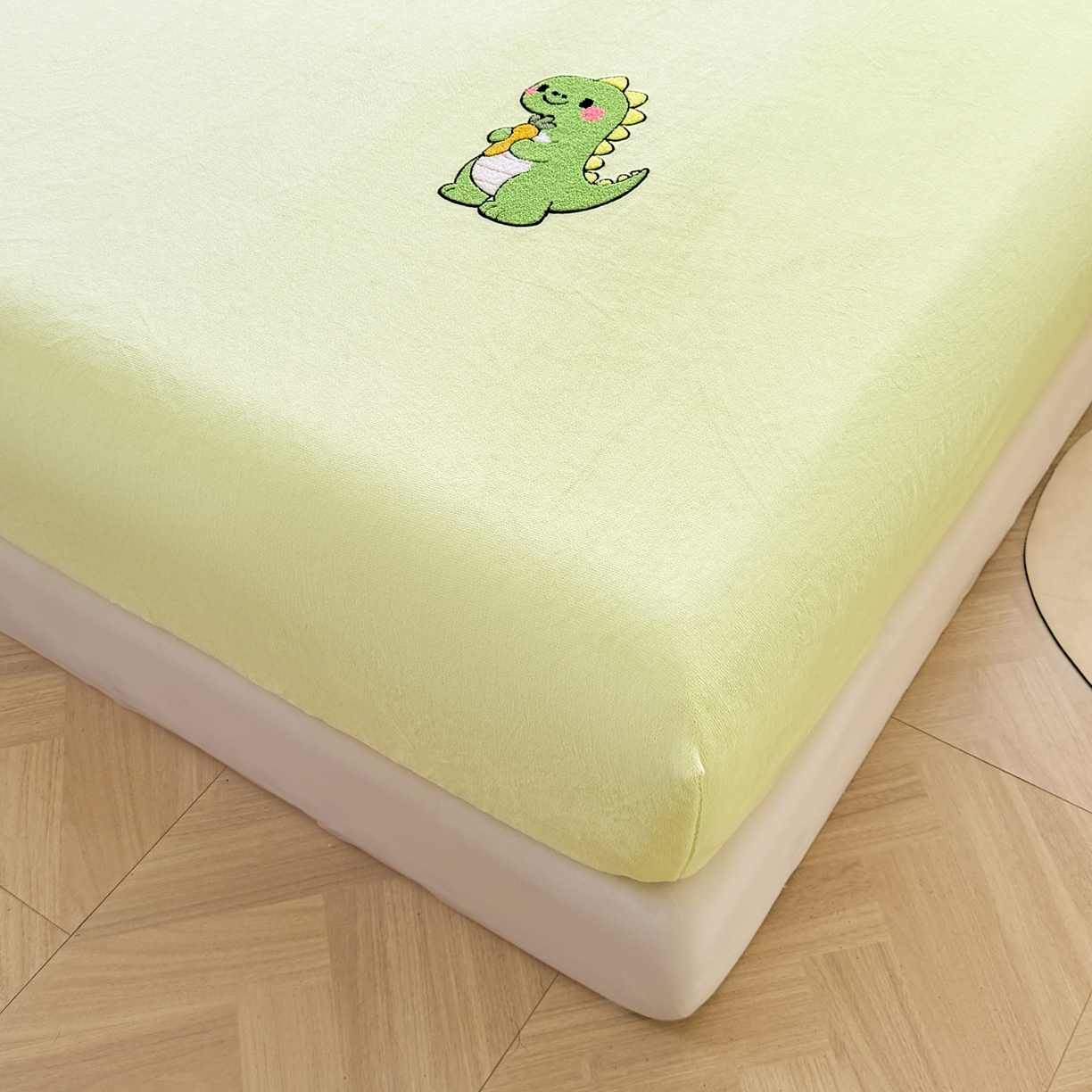 91家纺网 家纺一手货源 找家纺 湘之帛 2025新款牛奶绒印花床笠 小恐龙-浅绿