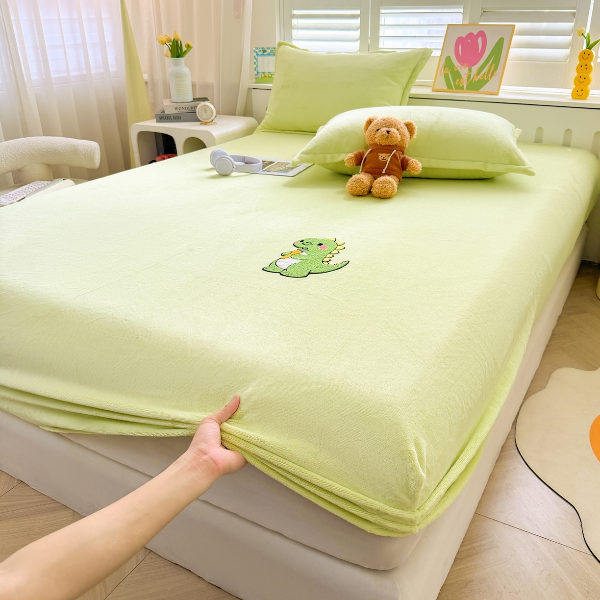 91家纺网 家纺一手货源 找家纺 湘之帛 2025新款牛奶绒印花床笠 小恐龙-浅绿