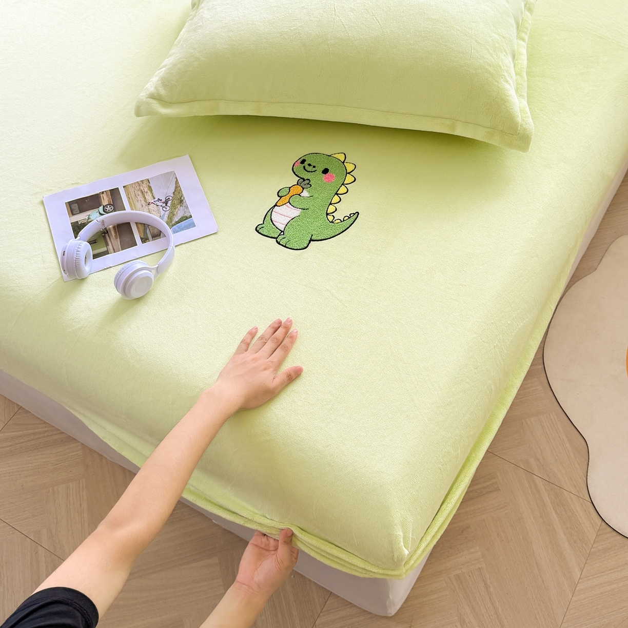 91家纺网 家纺一手货源 找家纺 湘之帛 2025新款牛奶绒印花床笠 小恐龙-浅绿