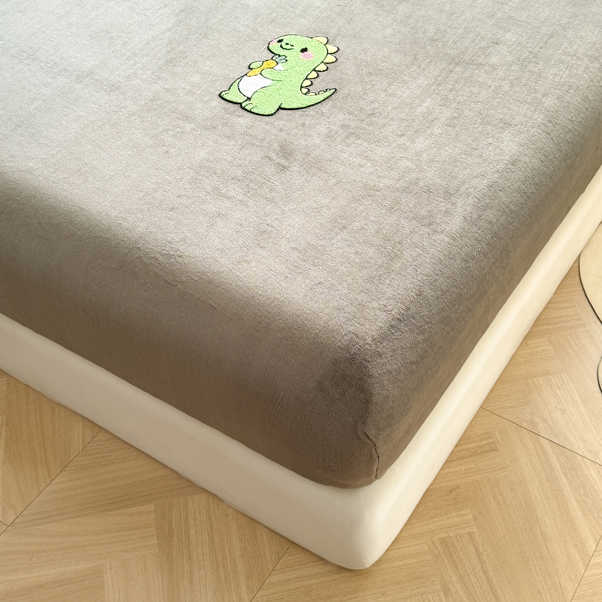 91家纺网 家纺一手货源 找家纺 湘之帛 2025新款牛奶绒印花床笠 小恐龙-深灰