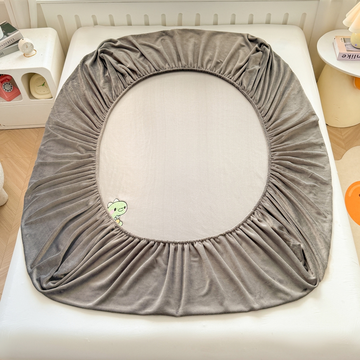 91家纺网 家纺一手货源 找家纺 湘之帛 2025新款牛奶绒印花床笠 小恐龙-深灰