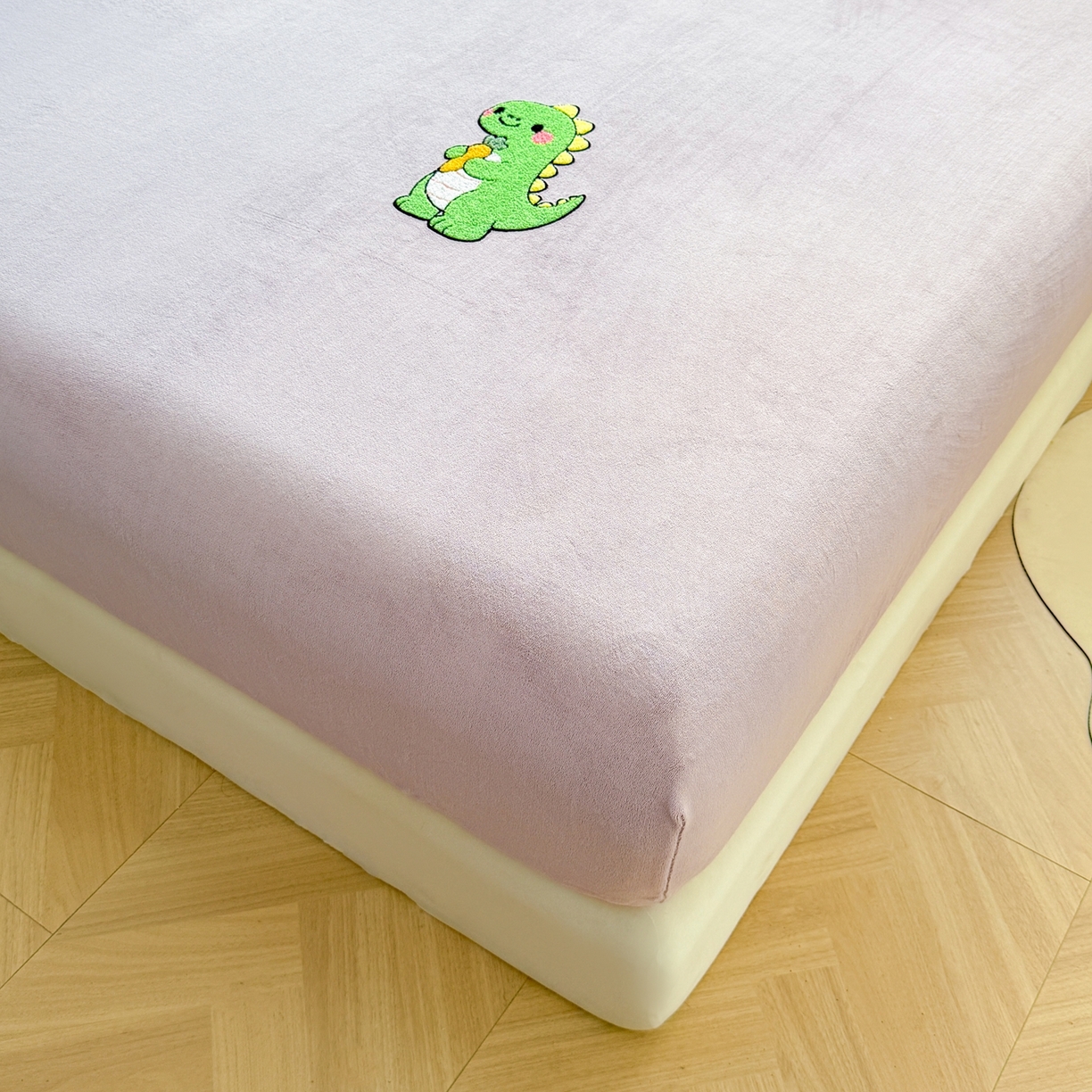 91家纺网 家纺一手货源 找家纺 湘之帛 2025新款牛奶绒印花床笠 小恐龙-紫色