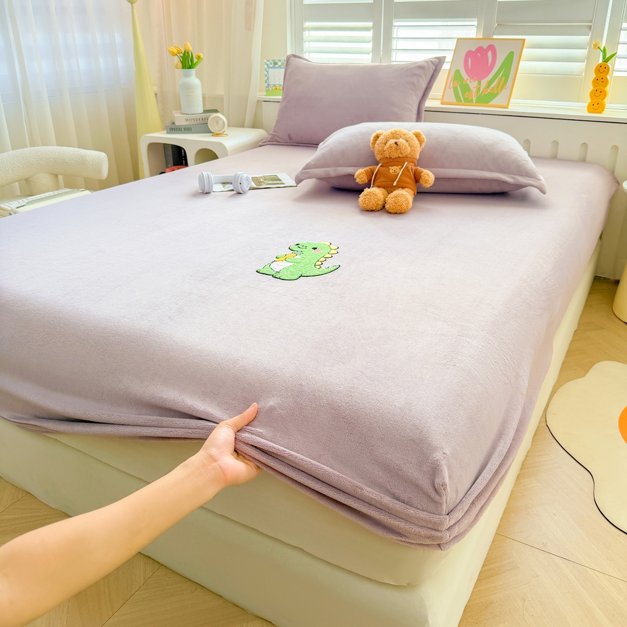 91家纺网 家纺一手货源 找家纺 湘之帛 2025新款牛奶绒印花床笠 小恐龙-紫色