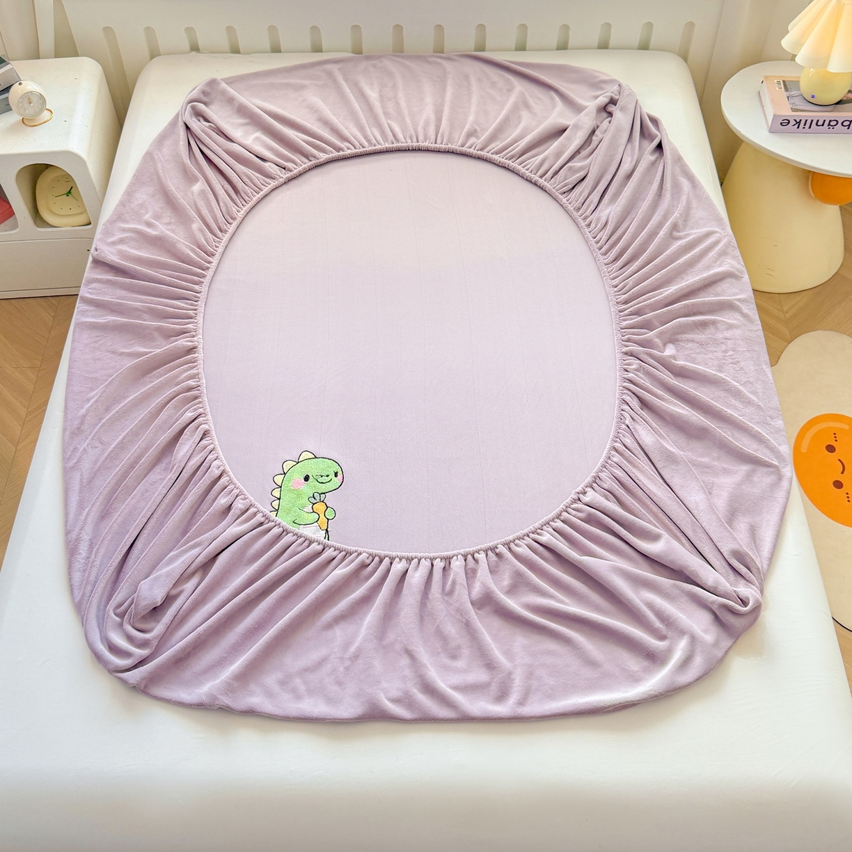 91家纺网 家纺一手货源 找家纺 湘之帛 2025新款牛奶绒印花床笠 小恐龙-紫色