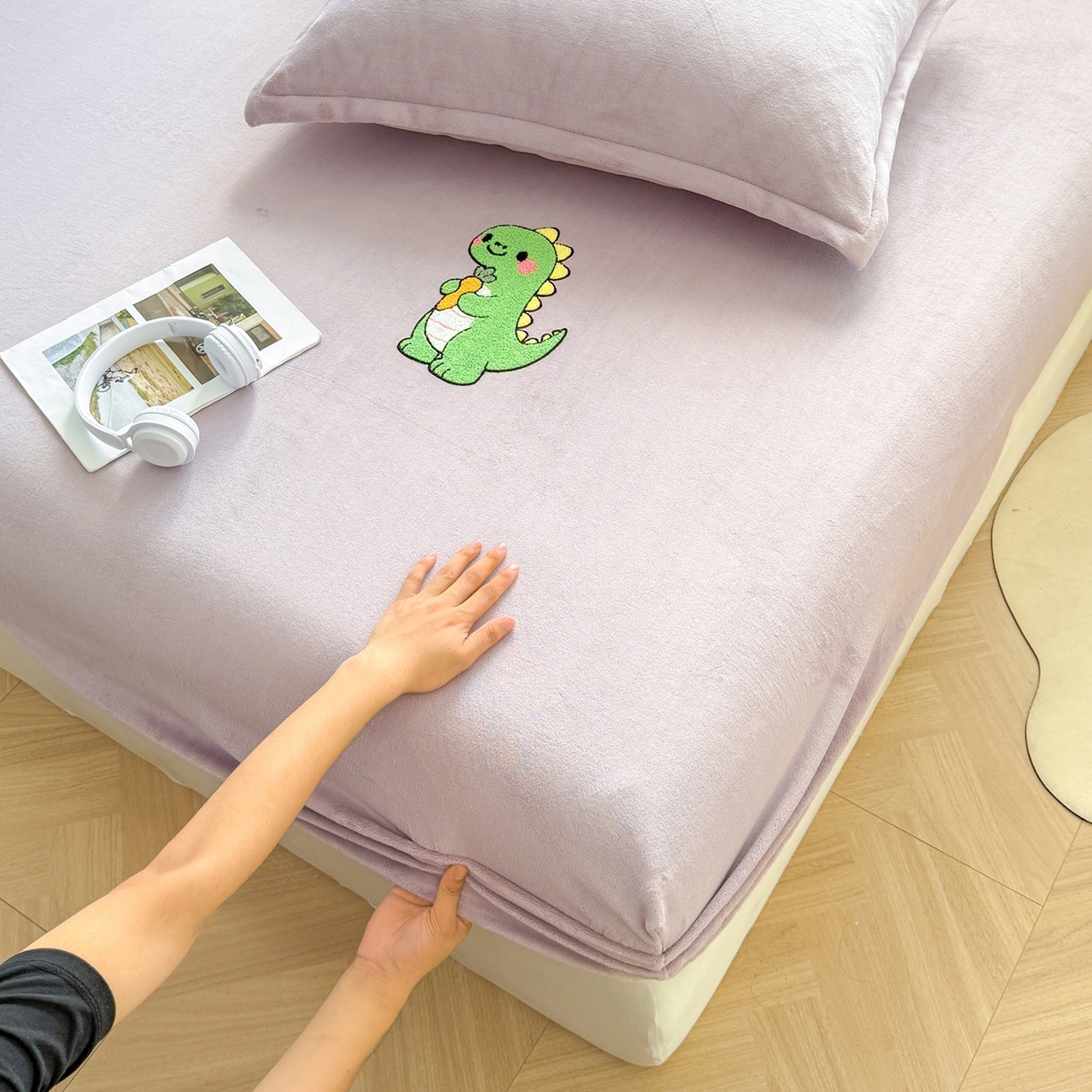 91家纺网 家纺一手货源 找家纺 湘之帛 2025新款牛奶绒印花床笠 小恐龙-紫色