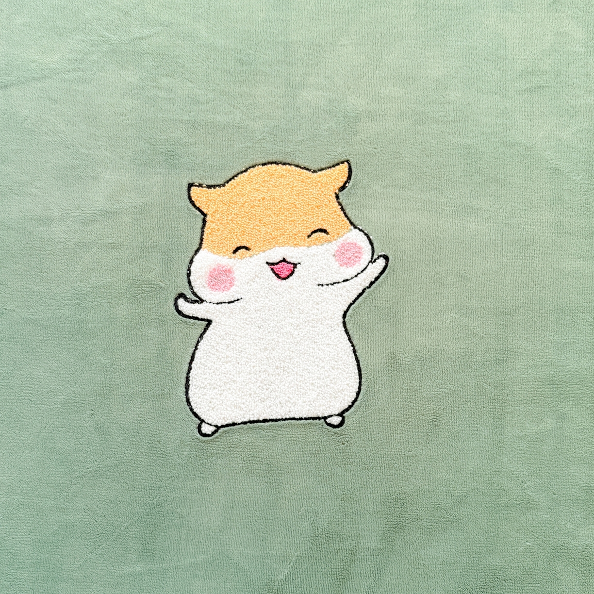 91家纺网 家纺一手货源 找家纺 湘之帛 2025新款牛奶绒印花床笠 小松鼠-草绿