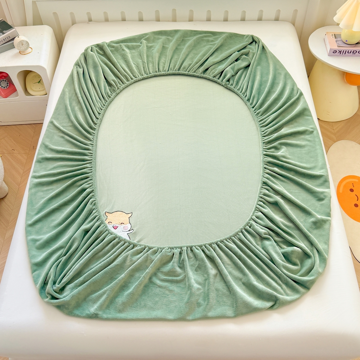 91家纺网 家纺一手货源 找家纺 湘之帛 2025新款牛奶绒印花床笠 小松鼠-草绿