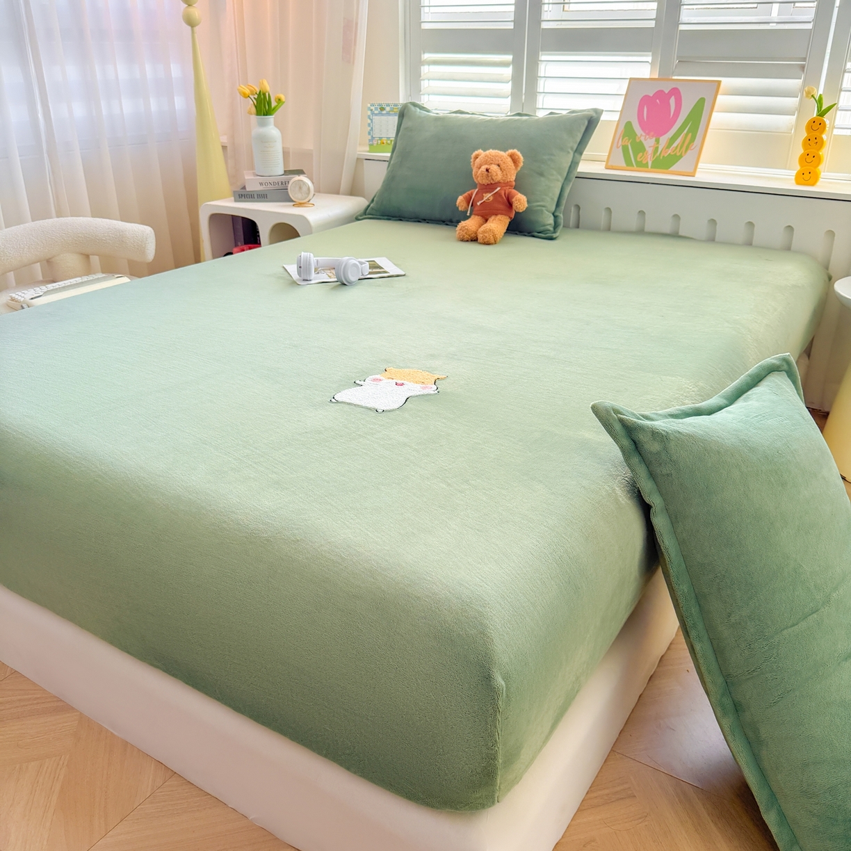 91家纺网 家纺一手货源 找家纺 湘之帛 2025新款牛奶绒印花床笠 小松鼠-草绿