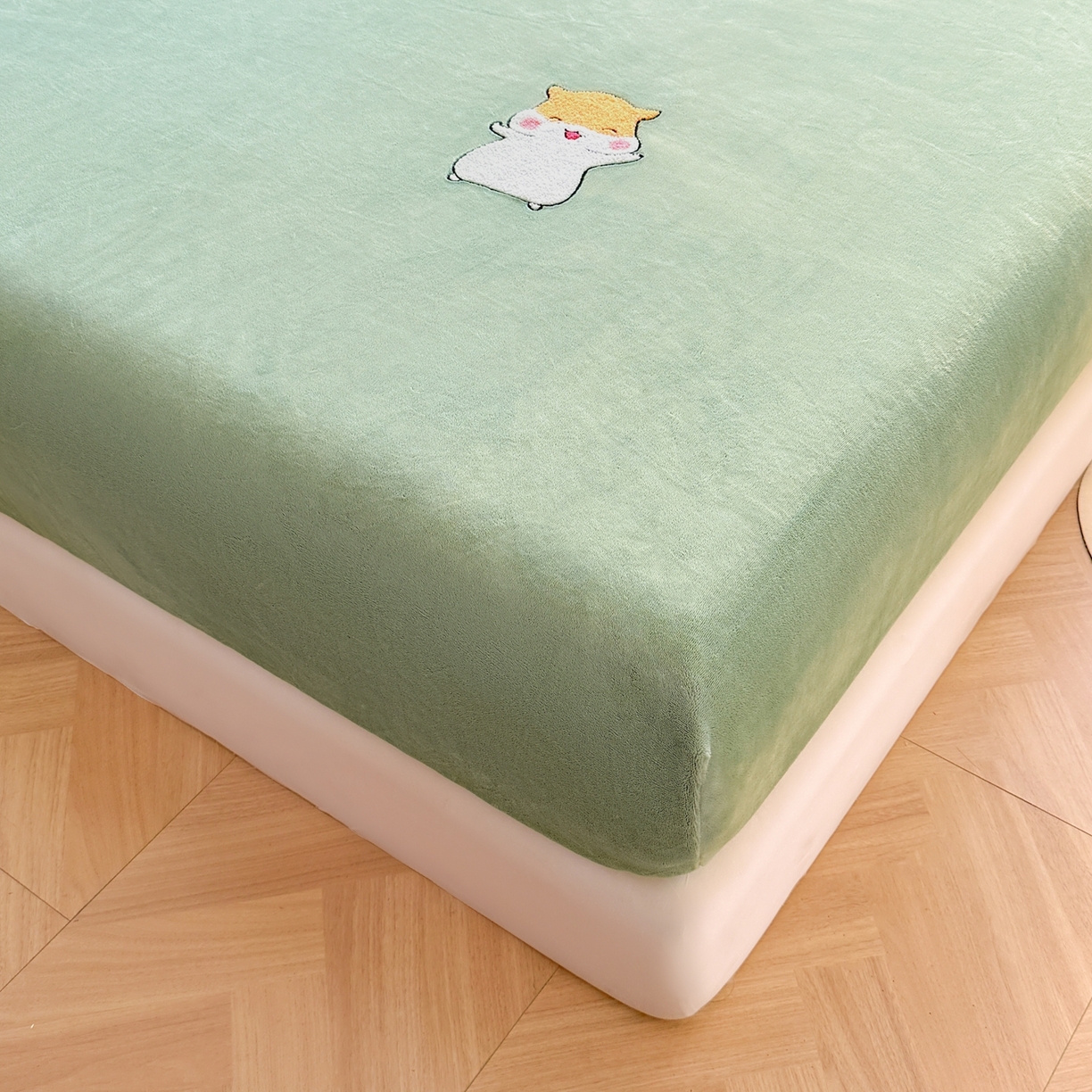 91家纺网 家纺一手货源 找家纺 湘之帛 2025新款牛奶绒印花床笠 小松鼠-草绿