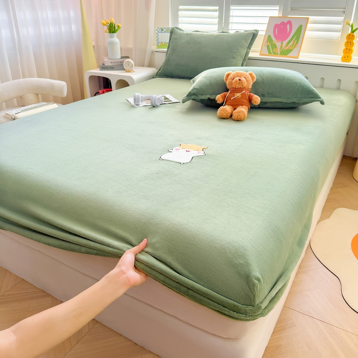 91家纺网 家纺一手货源 找家纺 湘之帛 2025新款牛奶绒印花床笠 小松鼠-草绿