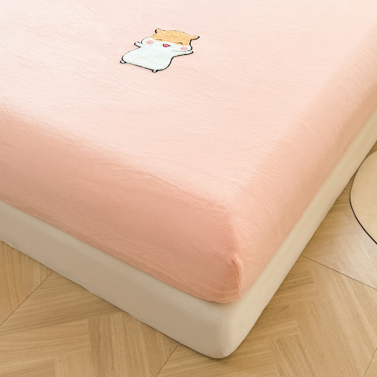 91家纺网 家纺一手货源 找家纺 湘之帛 2025新款牛奶绒印花床笠 小松鼠-粉色