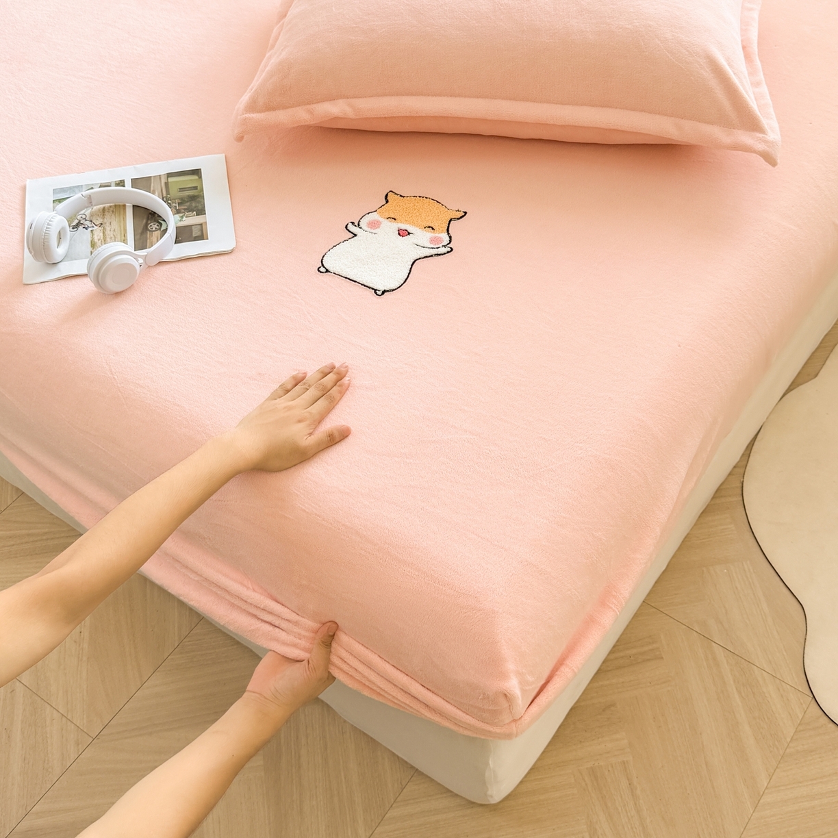 91家纺网 家纺一手货源 找家纺 湘之帛 2025新款牛奶绒印花床笠 小松鼠-粉色