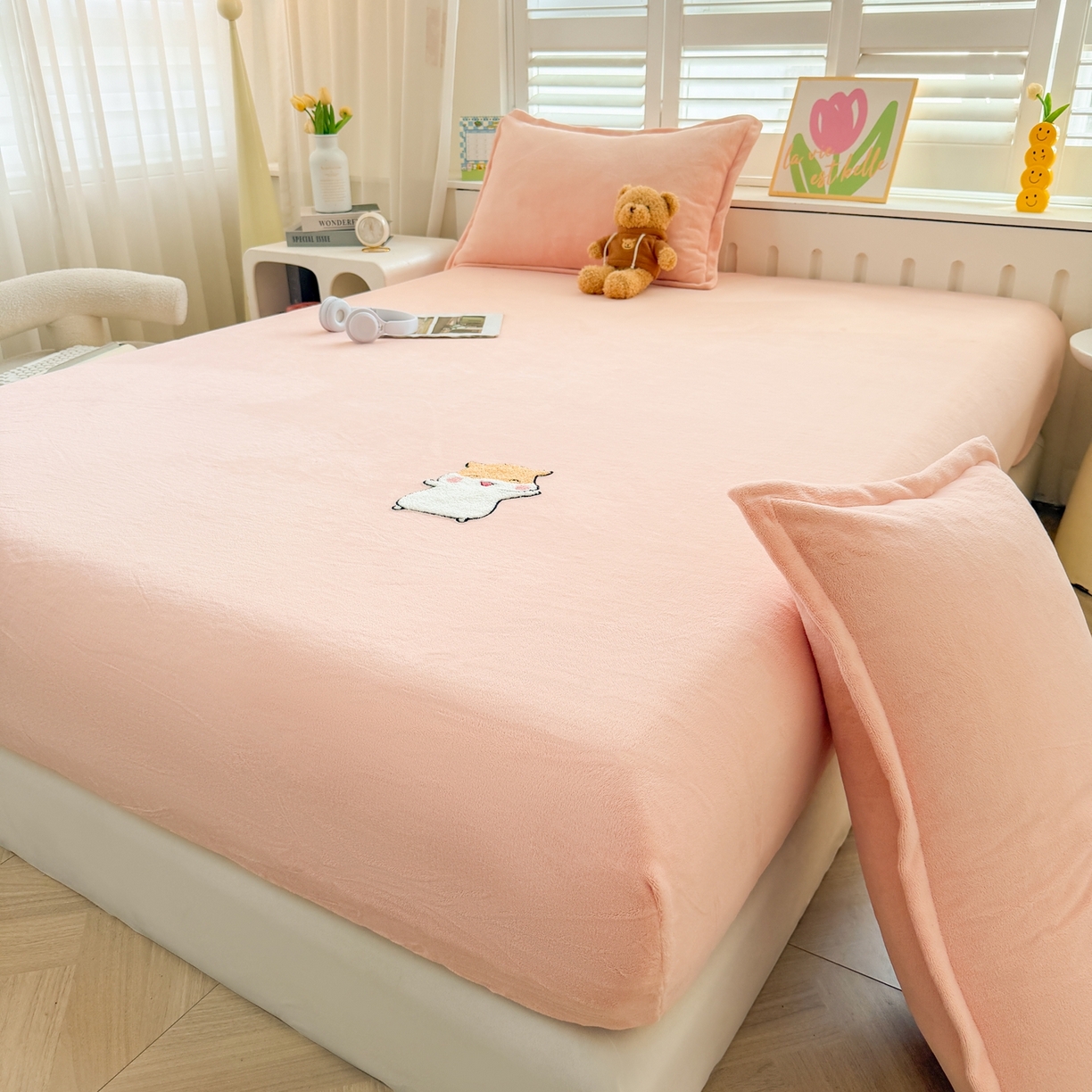 91家纺网 家纺一手货源 找家纺 湘之帛 2025新款牛奶绒印花床笠 小松鼠-粉色