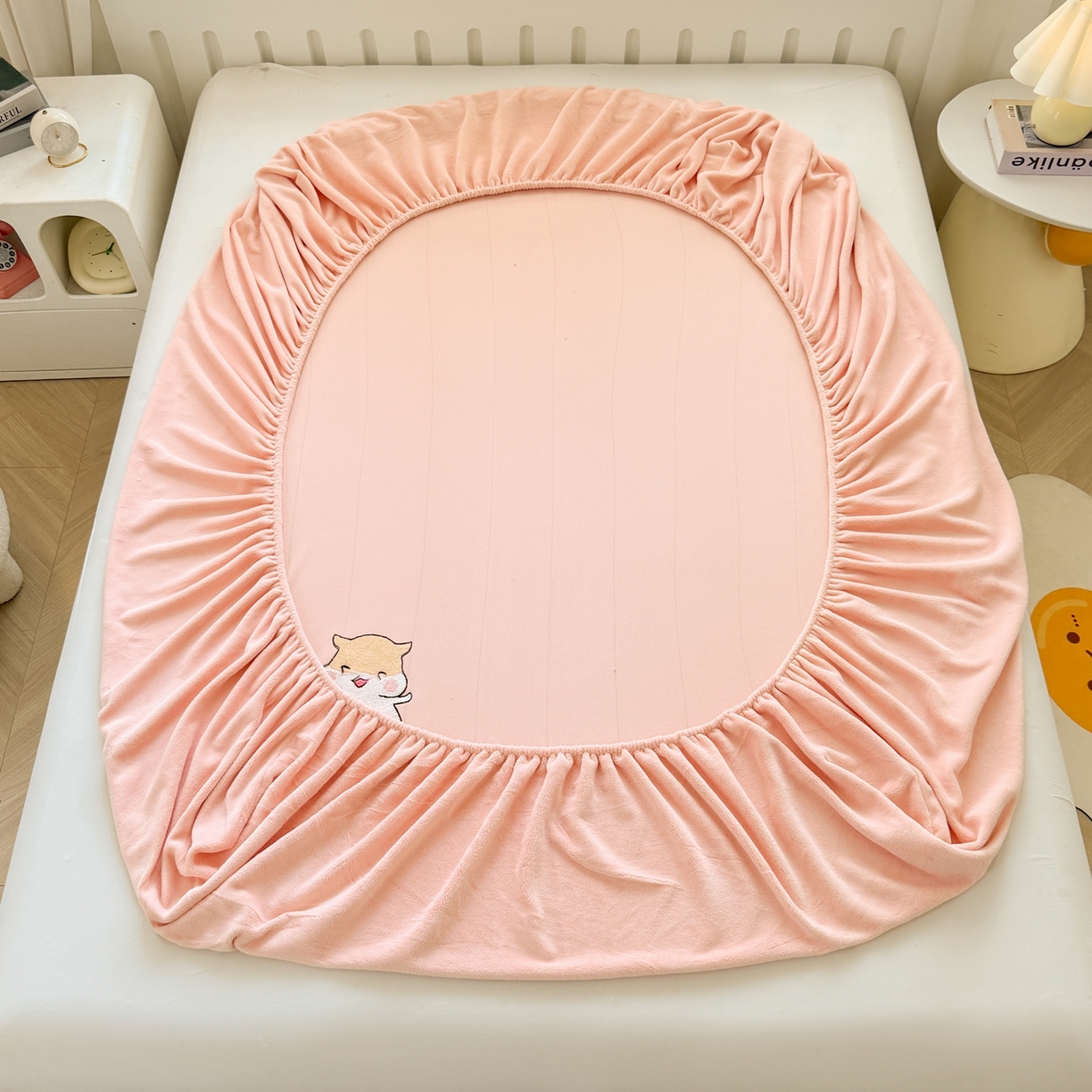 91家纺网 家纺一手货源 找家纺 湘之帛 2025新款牛奶绒印花床笠 小松鼠-粉色