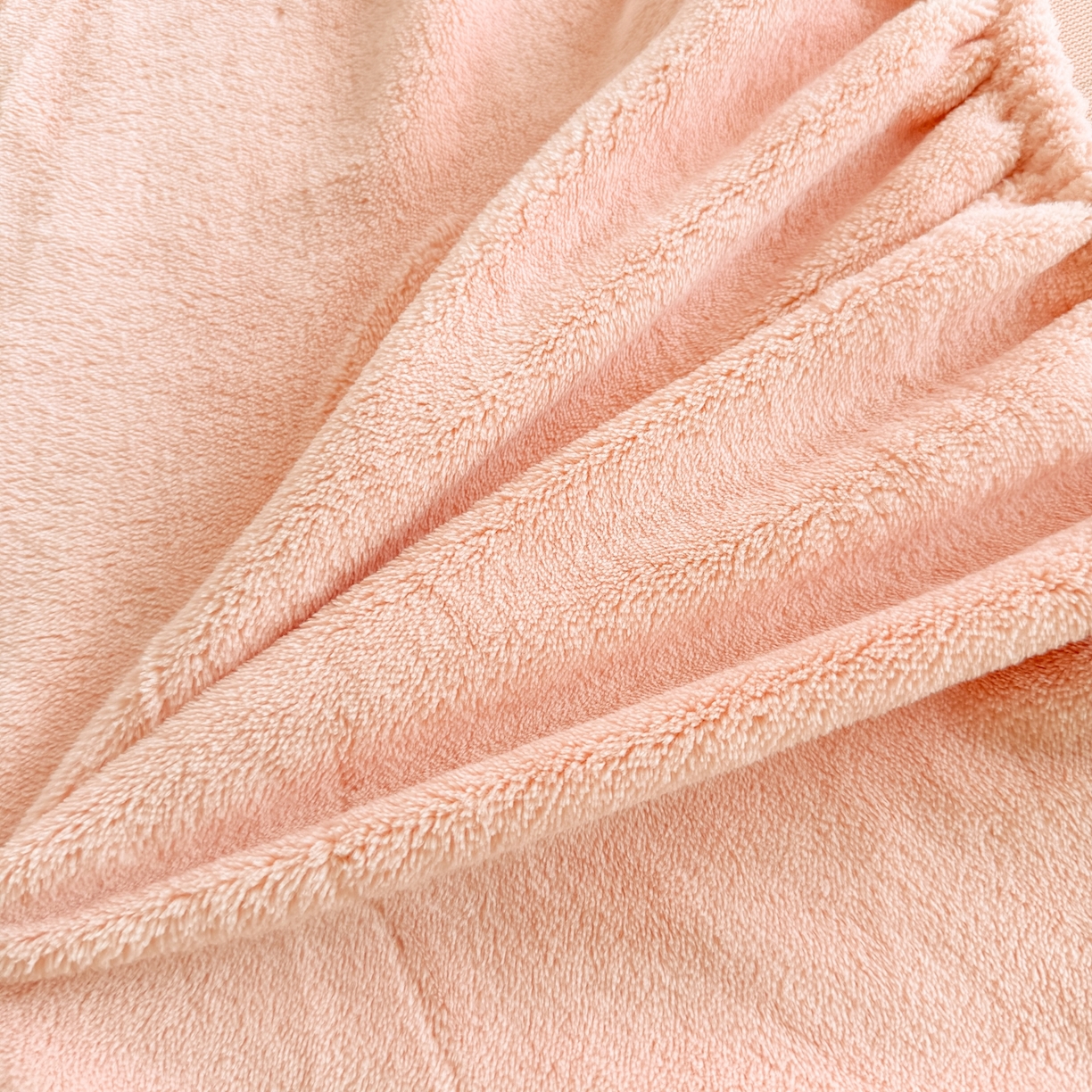 91家纺网 家纺一手货源 找家纺 湘之帛 2025新款牛奶绒印花床笠 小松鼠-粉色