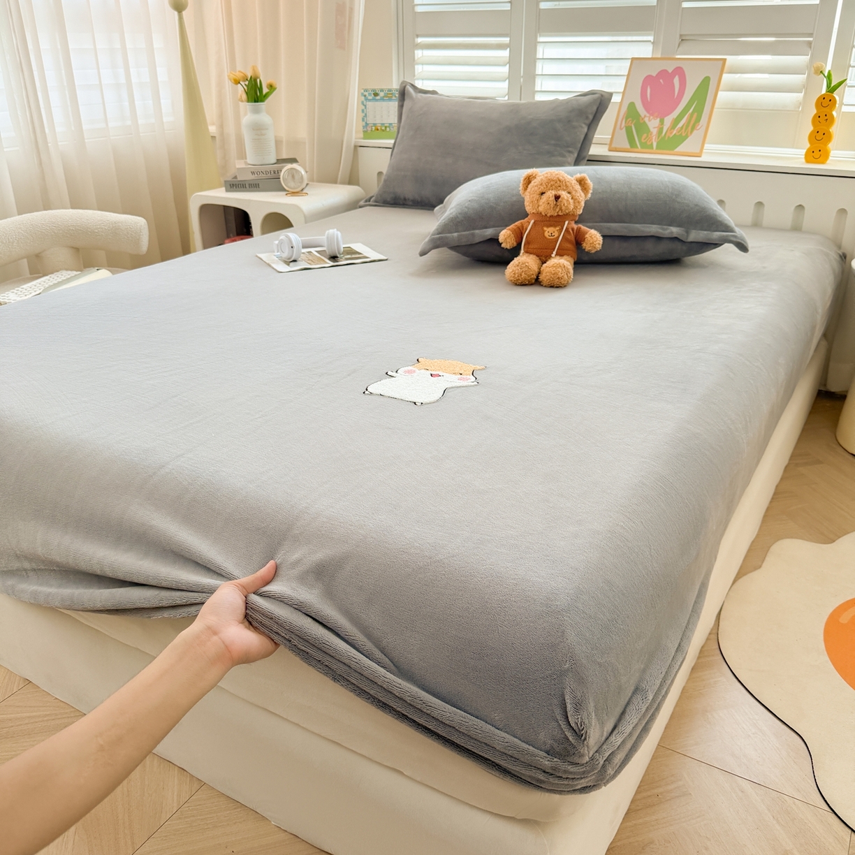 91家纺网 家纺一手货源 找家纺 湘之帛 2025新款牛奶绒印花床笠 小松鼠-灰色