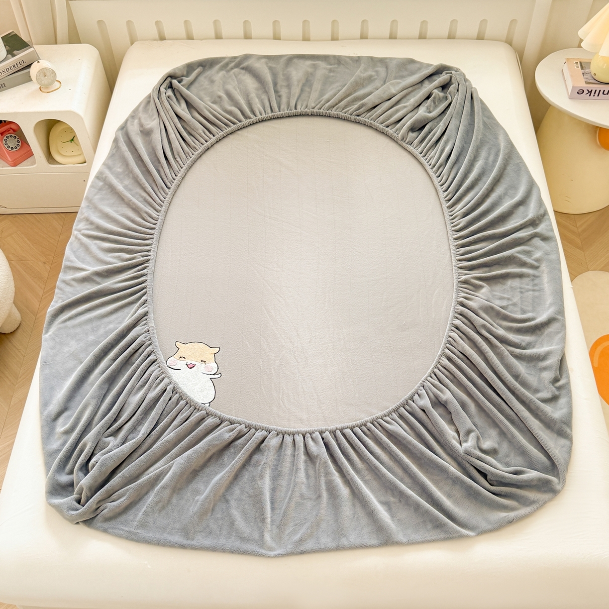 91家纺网 家纺一手货源 找家纺 湘之帛 2025新款牛奶绒印花床笠 小松鼠-灰色