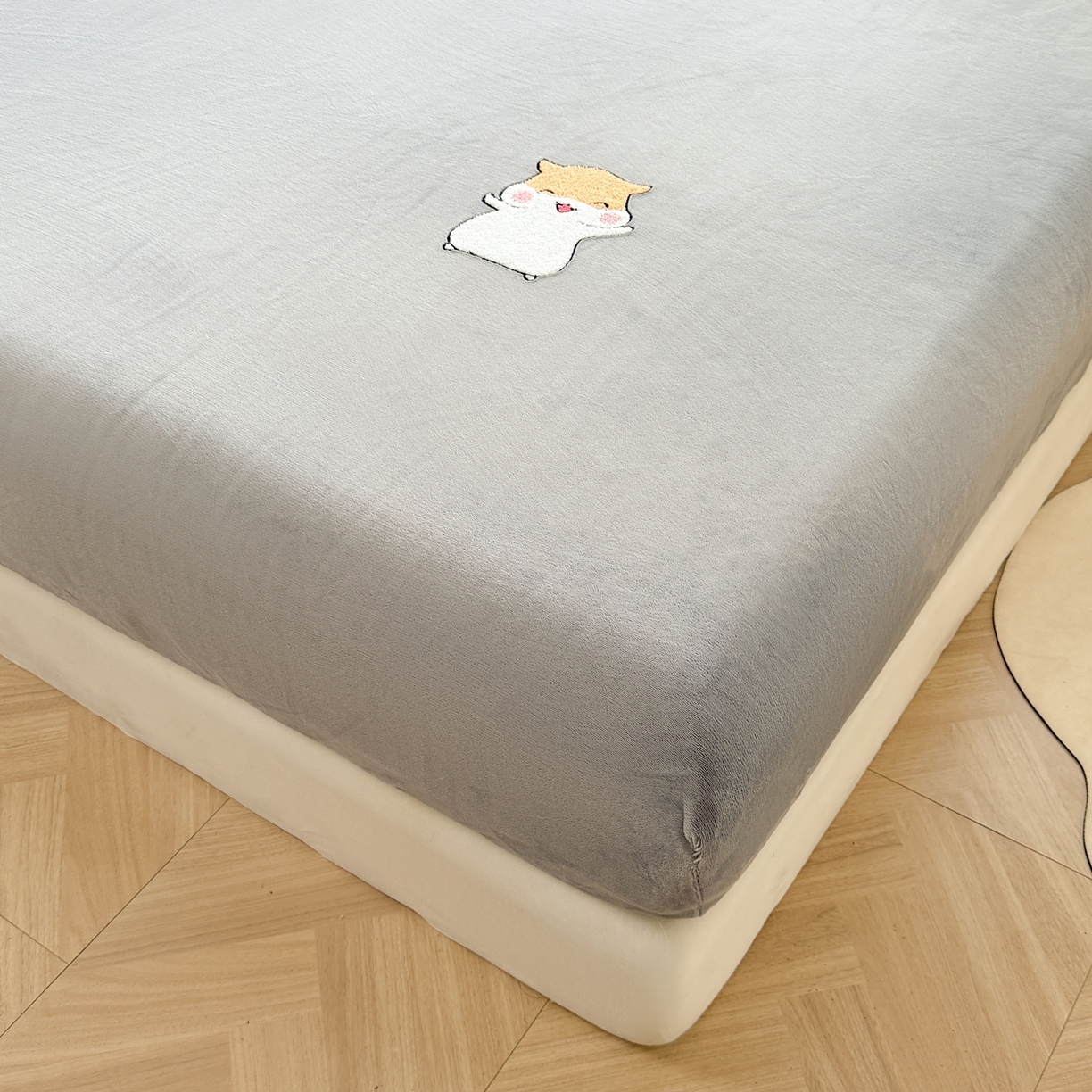 91家纺网 家纺一手货源 找家纺 湘之帛 2025新款牛奶绒印花床笠 小松鼠-灰色