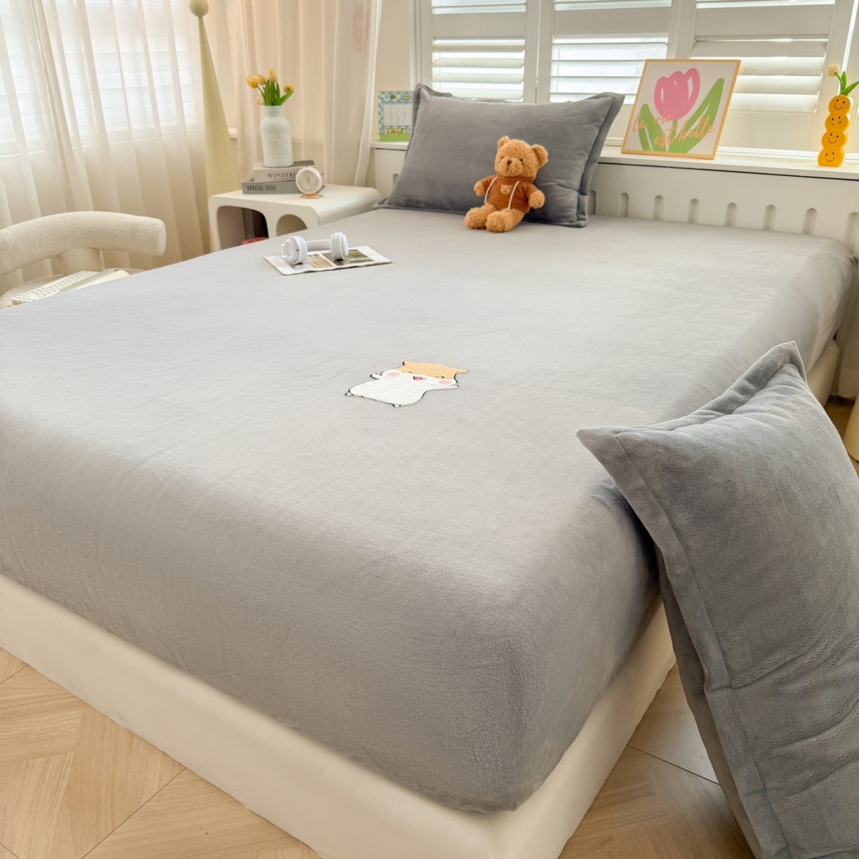 91家纺网 家纺一手货源 找家纺 湘之帛 2025新款牛奶绒印花床笠 小松鼠-灰色