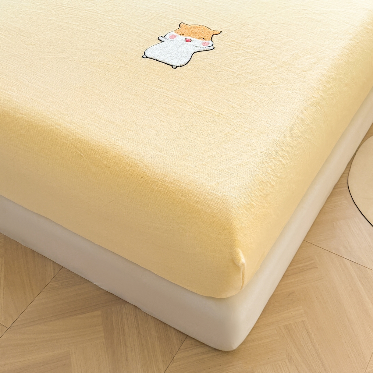 91家纺网 家纺一手货源 找家纺 湘之帛 2025新款牛奶绒印花床笠 小松鼠-米黄