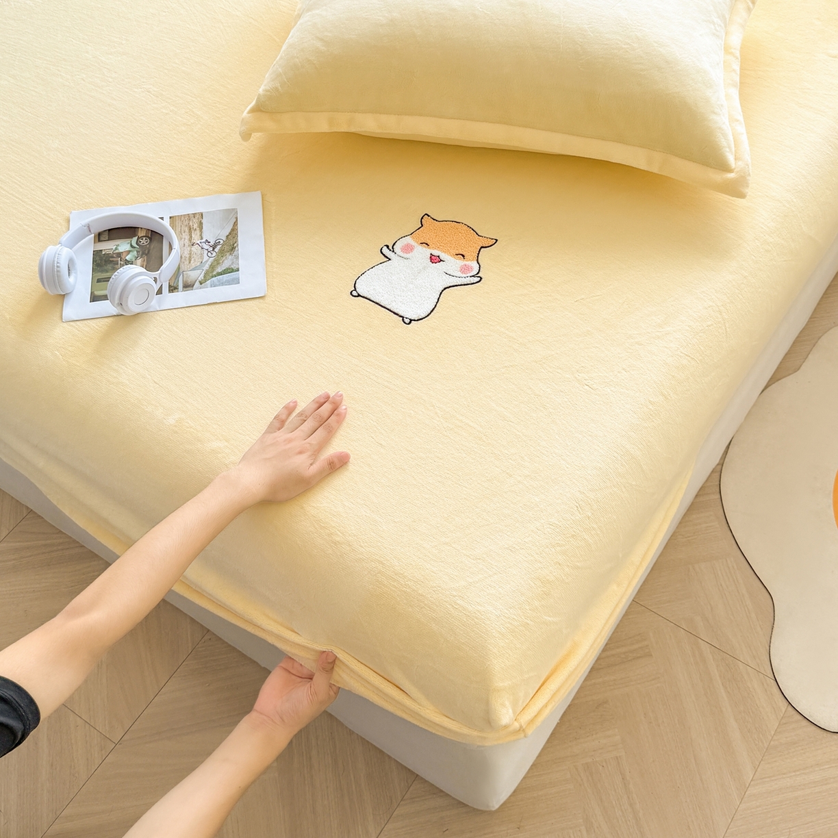 91家纺网 家纺一手货源 找家纺 湘之帛 2025新款牛奶绒印花床笠 小松鼠-米黄